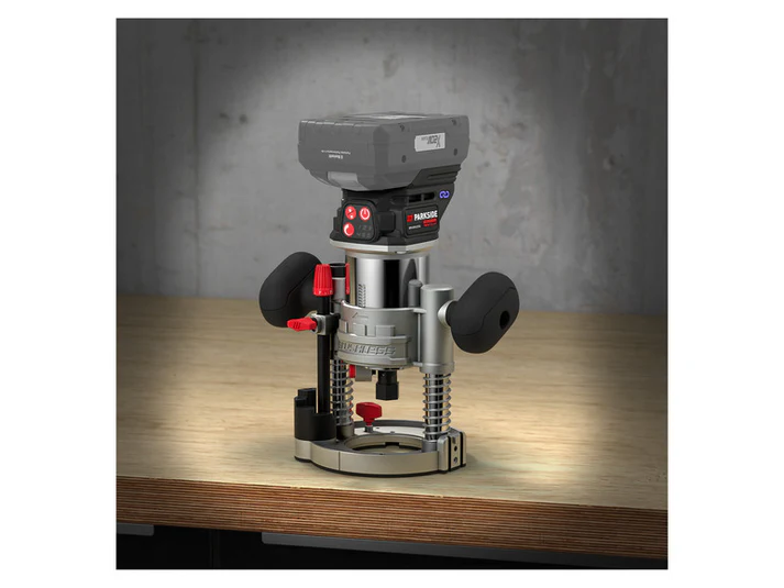 Fresatrice in uso in officina